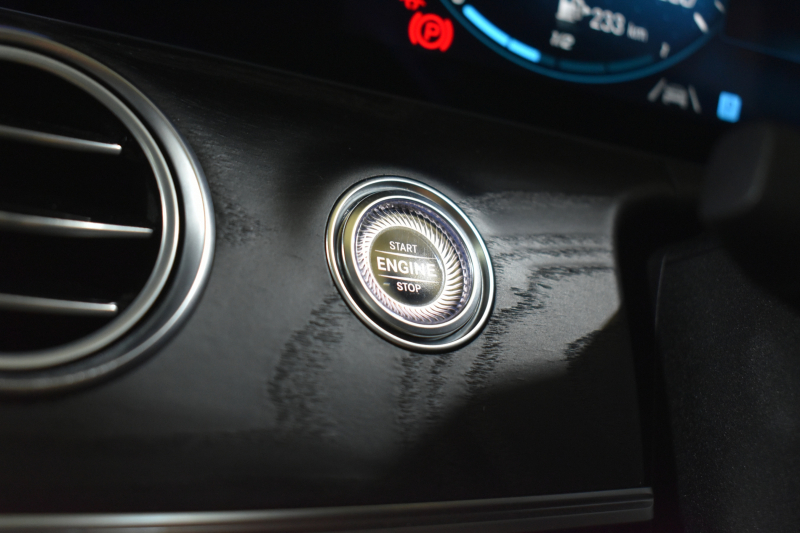 メルセデスベンツ Eクラス E200 ｽﾎﾟｰﾂ BSG搭載 ｴｸｽｸﾙｰｼﾌﾞP AMGﾗｲﾝｲﾝﾃﾘｱP ﾚｰﾀﾞｰｾｰﾌﾃｨP 後期型 ﾊﾟﾉﾗﾏｻﾝﾙｰﾌ 革 ﾌﾞﾙﾒｽﾀｰ HUD ｴｱﾊﾞﾗﾝｽP ﾊﾟﾜｰﾄﾗﾝｸ AMGｴｱﾛ19AW MBUXARﾅﾋﾞTV 360ｶﾒﾗ ﾜｲﾔﾚｽﾁｬｰｼﾞ ﾃﾞｨｽﾄﾛ ﾌﾞﾗｲﾝﾄﾞS ﾚｰﾝｷｰﾌﾟ 2年保証