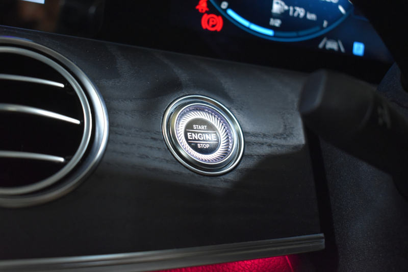 メルセデスベンツ Eクラス E200 ｽﾎﾟｰﾂ BSG搭載 ｴｸｽｸﾙｰｼﾌﾞP AMGﾗｲﾝｲﾝﾃﾘｱP ﾚｰﾀﾞｰｾｰﾌﾃｨP 後期型 1ｵｰﾅｰ ﾊﾟﾉﾗﾏｻﾝﾙｰﾌ 革 ﾌﾞﾙﾒｽﾀｰ HUD ｴｱﾊﾞﾗﾝｽP ﾊﾟﾜｰﾄﾗﾝｸ AMGｴｱﾛ19AW MBUXARﾅﾋﾞTV 360ｶﾒﾗ ﾜｲﾔﾚｽﾁｬｰｼﾞ ﾃﾞｨｽﾄﾛ ﾌﾞﾗｲﾝﾄﾞS ﾚｰﾝｷｰﾌﾟ 2年保証