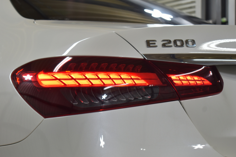 メルセデスベンツ Eクラス E200 ｽﾎﾟｰﾂ BSG搭載 ｴｸｽｸﾙｰｼﾌﾞP AMGﾗｲﾝｲﾝﾃﾘｱP ﾚｰﾀﾞｰｾｰﾌﾃｨP 後期型 1ｵｰﾅｰ ﾊﾟﾉﾗﾏｻﾝﾙｰﾌ 革 ﾌﾞﾙﾒｽﾀｰ HUD ｴｱﾊﾞﾗﾝｽP ﾊﾟﾜｰﾄﾗﾝｸ AMGｴｱﾛ19AW MBUXARﾅﾋﾞTV 360ｶﾒﾗ ﾜｲﾔﾚｽﾁｬｰｼﾞ ﾃﾞｨｽﾄﾛ ﾌﾞﾗｲﾝﾄﾞS ﾚｰﾝｷｰﾌﾟ 2年保証