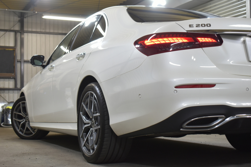 メルセデスベンツ Eクラス E200 ｽﾎﾟｰﾂ 1ｵﾅ ｴｸｽｸﾙｰｼﾌﾞP AMGﾗｲﾝｲﾝﾃﾘｱP ﾚｰﾀﾞｰｾｰﾌﾃｨP 真珠 後期型 ﾊﾟﾉﾗﾏｻﾝﾙｰﾌ 燃費12.8KM 全席ﾋｰﾀｰ黒革 ﾃﾞｨｽﾄﾛ BSM Lﾁｪﾝｼﾞ AMGｴｱﾛ19AW ｷｰﾚｽGO ﾊﾟｰｸﾄﾛ HUD ﾌﾞﾙﾒS ﾏﾙﾁｶﾗｰｱﾝﾋﾞｴﾝﾄ 対話式ﾅﾋﾞ 360ｶﾒﾗ 2年保証