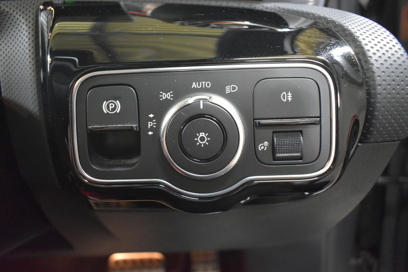 メルセデスベンツ Aクラス A180ｾﾀﾞﾝ ｽﾀｲﾙ AMGﾗｲﾝ AMGﾚｻﾞｰｴｸｽｸﾙｰｼﾌﾞ ｱﾄﾞﾊﾞﾝｽﾄﾞP ﾚｰﾀﾞｰSP 1ｵｰﾅｰ ﾊﾟﾉﾗﾏｻﾝR ﾋｰﾀｰ赤黒革 ﾃﾞｨｽﾄﾛ BSM Lﾁｪﾝｼﾞ AMGｴｱﾛ18AW ｷｰﾚｽGO PTS  HUD 対話式ﾅﾋﾞ 360ｶﾒﾗ 2年保証