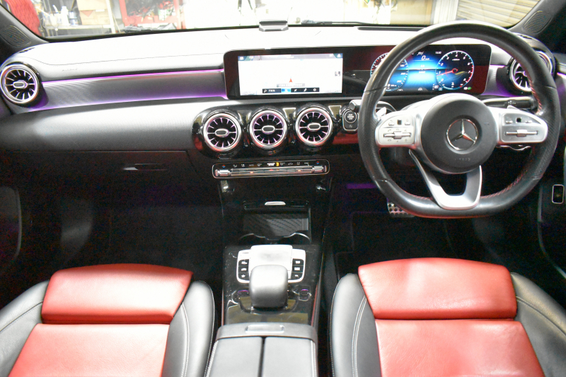 メルセデスベンツ Aクラス A180ｾﾀﾞﾝ ｽﾀｲﾙ AMGﾗｲﾝ AMGﾚｻﾞｰｴｸｽｸﾙｰｼﾌﾞ ｱﾄﾞﾊﾞﾝｽﾄﾞP ﾚｰﾀﾞｰSP 1ｵｰﾅｰ ﾊﾟﾉﾗﾏｻﾝR ﾋｰﾀｰ赤黒革 ﾃﾞｨｽﾄﾛ BSM Lﾁｪﾝｼﾞ AMGｴｱﾛ18AW ｷｰﾚｽGO PTS  HUD 対話式ﾅﾋﾞ 360ｶﾒﾗ 2年保証