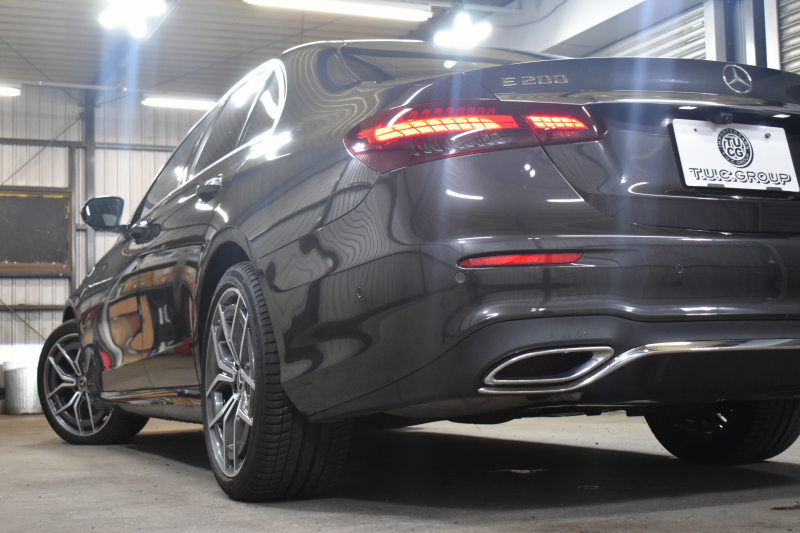 メルセデスベンツ Eクラス E200 ｽﾎﾟｰﾂ BSG搭載 ｴｸｽｸﾙｰｼﾌﾞP AMGﾗｲﾝｲﾝﾃﾘｱP ﾚｰﾀﾞｰｾｰﾌﾃｨP 後期型 ﾊﾟﾉﾗﾏｻﾝﾙｰﾌ 革 ﾌﾞﾙﾒｽﾀｰ HUD ｴｱﾊﾞﾗﾝｽP ﾊﾟﾜｰﾄﾗﾝｸ AMGｴｱﾛ19AW MBUXARﾅﾋﾞTV 360ｶﾒﾗ ﾜｲﾔﾚｽﾁｬｰｼﾞ ﾃﾞｨｽﾄﾛ ﾌﾞﾗｲﾝﾄﾞS ﾚｰﾝｷｰﾌﾟ 2年保証