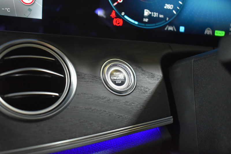 メルセデスベンツ Eクラス E200 ｽﾎﾟｰﾂ BSG搭載 ｴｸｽｸﾙｰｼﾌﾞP AMGﾗｲﾝｲﾝﾃﾘｱP ﾚｰﾀﾞｰｾｰﾌﾃｨP 後期型 ﾊﾟﾉﾗﾏｻﾝﾙｰﾌ 革 ﾌﾞﾙﾒｽﾀｰ HUD ｴｱﾊﾞﾗﾝｽP ﾊﾟﾜｰﾄﾗﾝｸ AMGｴｱﾛ19AW MBUXARﾅﾋﾞTV 360ｶﾒﾗ ﾜｲﾔﾚｽﾁｬｰｼﾞ ﾃﾞｨｽﾄﾛ ﾌﾞﾗｲﾝﾄﾞS ﾚｰﾝｷｰﾌﾟ 2年保証