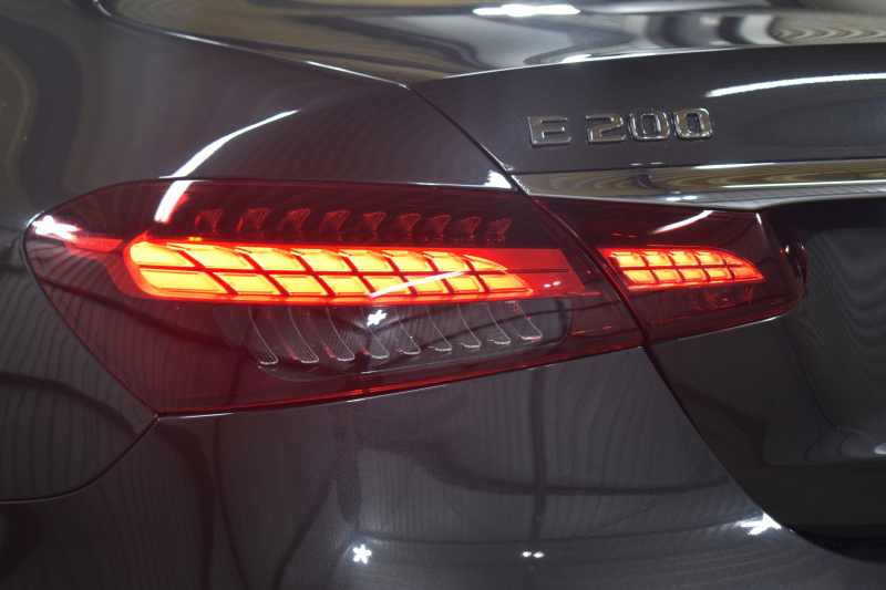 メルセデスベンツ Eクラス E200 ｽﾎﾟｰﾂ BSG搭載 ｴｸｽｸﾙｰｼﾌﾞP AMGﾗｲﾝｲﾝﾃﾘｱP ﾚｰﾀﾞｰｾｰﾌﾃｨP 後期型 ﾊﾟﾉﾗﾏｻﾝﾙｰﾌ 革 ﾌﾞﾙﾒｽﾀｰ HUD ｴｱﾊﾞﾗﾝｽP ﾊﾟﾜｰﾄﾗﾝｸ AMGｴｱﾛ19AW MBUXARﾅﾋﾞTV 360ｶﾒﾗ ﾜｲﾔﾚｽﾁｬｰｼﾞ ﾃﾞｨｽﾄﾛ ﾌﾞﾗｲﾝﾄﾞS ﾚｰﾝｷｰﾌﾟ 2年保証