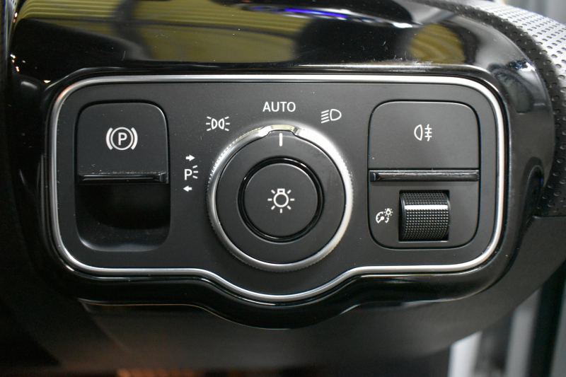 メルセデスベンツ Aクラス A180 Edition1 ﾚｰﾀﾞｰSP 限定150台 MEｺﾈｸﾄ MBUXｼｽﾃﾑ Edition1専用内装 ﾃﾞｨｽﾄﾛ BSM Lﾁｪﾝｼﾞ AMGｴｱﾛ19AW ﾏﾙﾁLED ｷｰGO PTS HUD 10.25ｲﾝﾁｺｯｸﾋﾟｯﾄﾃﾞｨｽﾌﾟﾚｲ 対話式ﾅﾋﾞTV 360ｶﾒﾗ 2年保証