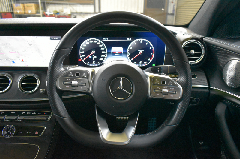 メルセデスベンツ Eクラス E300 AVG ｽﾎﾟｰﾂ ｴｸｽｸﾙｰｼﾌﾞ ﾚｰﾀﾞｰP 中期  258馬力 ﾊﾟﾉﾗﾏｻﾝﾙｰﾌ ﾌﾞﾙﾒｽﾀｰS 全席ﾋｰﾀｰ黒革 ﾃﾞｨｽﾄﾛ Lﾁｪﾝｼﾞ BSM AMGｴｱﾛ19AW ｷｰﾚｽGo ﾌｯﾄﾄﾗﾝｸ MEｺﾈｸﾄ 地ﾃﾞｼﾞ360ｶﾒﾗ 2年保証