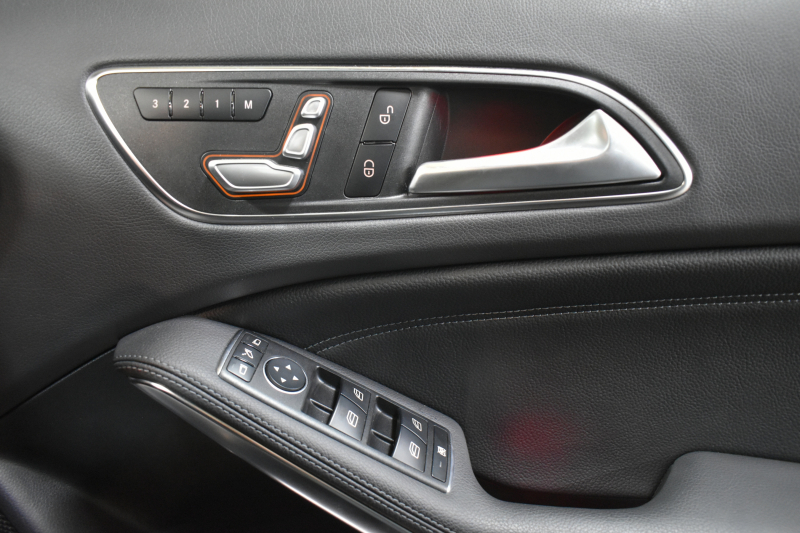 メルセデスベンツ GLA GLA220 4M ﾚｻﾞｰEXC ﾚｰﾀﾞｰSP  後期型 184馬力 4WD 1ｵｰﾅｰ ﾊﾟﾉﾗﾏｻﾝﾙｰﾌ ﾋｰﾀｰ黒革 ﾃﾞｨｽﾄﾛ Bｽﾎﾟｯﾄ 専用18AW&ﾊﾞﾝﾊﾟｰ 駐車支援 ｷｰGO ﾊｰﾏﾝK PTS ﾌｯﾄｹﾞｰﾄ 地ﾃﾞｼﾞBｶﾒﾗ 2年保証