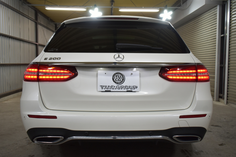 メルセデスベンツ Eクラス E200ﾜｺﾞﾝ ｽﾎﾟｰﾂ BSG搭載 ｴｸｽｸﾙｰｼﾌﾞP AMGﾗｲﾝｲﾝﾃﾘｱP ﾚｰﾀﾞｰｾｰﾌﾃｨP 後期型 ﾊﾟﾉﾗﾏｻﾝﾙｰﾌ 革 ﾌﾞﾙﾒｽﾀｰ HUD ｴｱﾊﾞﾗﾝｽP ﾊﾟﾜｰﾄﾗﾝｸ AMGｴｱﾛ19AW MBUXARﾅﾋﾞTV 360ｶﾒﾗ ﾜｲﾔﾚｽﾁｬｰｼﾞ ﾃﾞｨｽﾄﾛ ﾌﾞﾗｲﾝﾄﾞS ﾚｰﾝｷｰﾌﾟ 2年保証