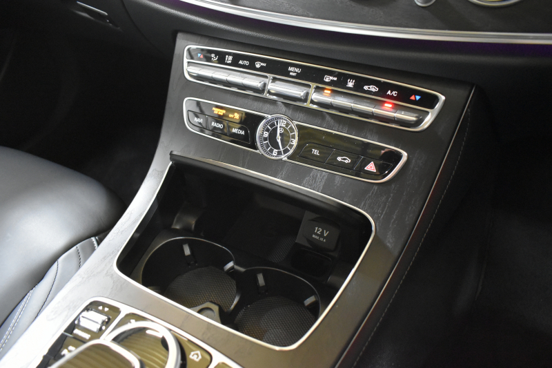 メルセデスベンツ Eクラス E350e AVG ｽﾎﾟｰﾂ ｴｸｽｸﾙｰｼﾌﾞP ﾚｰﾀﾞｰｾｰﾌﾃｨP PHV 1ｵｰﾅｰ ﾊﾟﾉﾗﾏｻﾝﾙｰﾌ ﾌﾞﾙﾒｽﾀｰS 全席ﾋｰﾀｰ黒革 ﾃﾞｨｽﾄﾛ ﾚｰﾝﾁｪﾝｼﾞ ﾌﾞﾗｲﾝﾄﾞｽﾎﾟｯﾄ AMGｴｱﾛ19AW ｷｰGO PTS ﾌｯﾄｹﾞｰﾄ 地デジ360ｶﾒ 2年保証