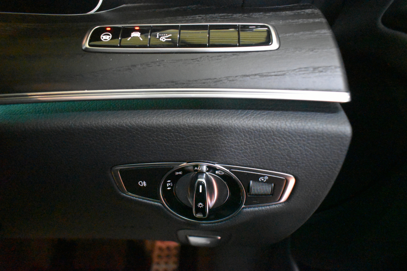 メルセデスベンツ Eクラス E350e AVG ｽﾎﾟｰﾂ ｴｸｽｸﾙｰｼﾌﾞP ﾚｰﾀﾞｰｾｰﾌﾃｨP PHV 1ｵｰﾅｰ ﾊﾟﾉﾗﾏｻﾝﾙｰﾌ ﾌﾞﾙﾒｽﾀｰS 全席ﾋｰﾀｰ黒革 ﾃﾞｨｽﾄﾛ ﾚｰﾝﾁｪﾝｼﾞ ﾌﾞﾗｲﾝﾄﾞｽﾎﾟｯﾄ AMGｴｱﾛ19AW ｷｰGO PTS ﾌｯﾄｹﾞｰﾄ 地デジ360ｶﾒ 2年保証