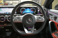 メルセデスベンツ Aクラス A180ｾﾀﾞﾝ ｽﾀｲﾙ AMGﾗｲﾝ AMGﾚｻﾞｰｴｸｽｸﾙｰｼﾌﾞ ｱﾄﾞﾊﾞﾝｽﾄﾞP ﾚｰﾀﾞｰSP 1ｵｰﾅｰ ﾊﾟﾉﾗﾏｻﾝR ﾋｰﾀｰ赤黒革 ﾃﾞｨｽﾄﾛ BSM Lﾁｪﾝｼﾞ AMGｴｱﾛ18AW ｷｰﾚｽGO PTS  HUD 対話式ﾅﾋﾞ 360ｶﾒﾗ 2年保証