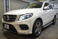 メルセデスベンツ GLE GLE350d 4ﾏﾁｯｸ ｽﾎﾟｰﾂ ﾚｰﾀﾞｰP 3.0ℓV型6気筒ﾀｰﾎﾞ 全席ﾋｰﾀｰ黒革 ﾊﾟﾉﾗﾏｻﾝﾙｰﾌ ﾊｰﾏﾝｶｰﾄﾞﾝ ﾃﾞｨｽﾄﾛ ﾌﾞﾗｲﾝﾄﾞｽﾎﾟｯﾄ ﾚｰﾝｷｰﾌﾟ AMGｴｱﾛ20AW ｻｲﾄﾞﾗﾝﾆﾝｸﾞﾎﾞｰﾄﾞ地ﾃﾞｼﾞﾅﾋﾞ360ｶﾒﾗ ﾊﾟｰｸﾄﾛ 2年保証