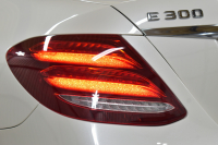 メルセデスベンツ Eクラス E300 AVG ｽﾎﾟｰﾂ ｴｸｽｸﾙｰｼﾌﾞ ﾚｰﾀﾞｰP 中期  258馬力 ﾊﾟﾉﾗﾏｻﾝﾙｰﾌ ﾌﾞﾙﾒｽﾀｰS 全席ﾋｰﾀｰ黒革 ﾃﾞｨｽﾄﾛ Lﾁｪﾝｼﾞ BSM AMGｴｱﾛ19AW ｷｰﾚｽGo ﾌｯﾄﾄﾗﾝｸ MEｺﾈｸﾄ 地ﾃﾞｼﾞ360ｶﾒﾗ 2年保証